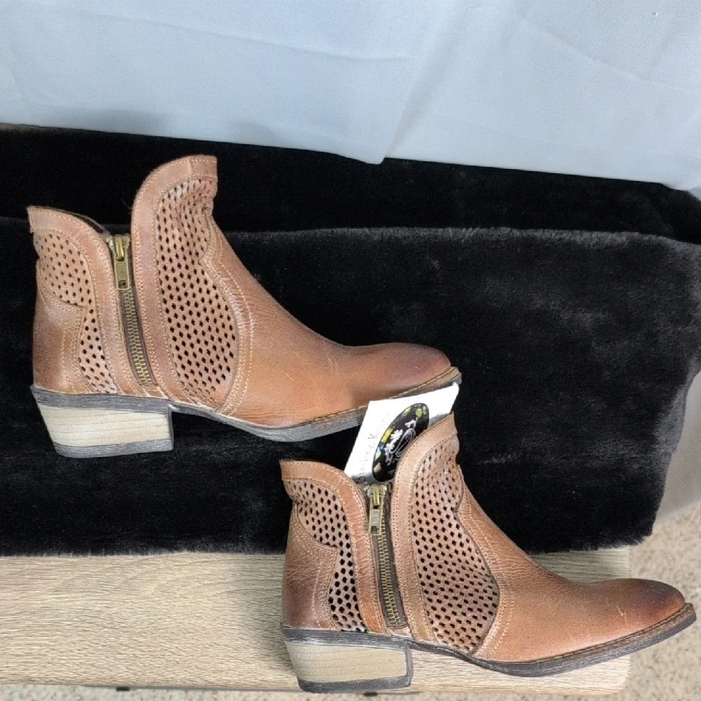 Sterling River Ankle Boots Women 8.5 Brown‎ Perforated Leather New